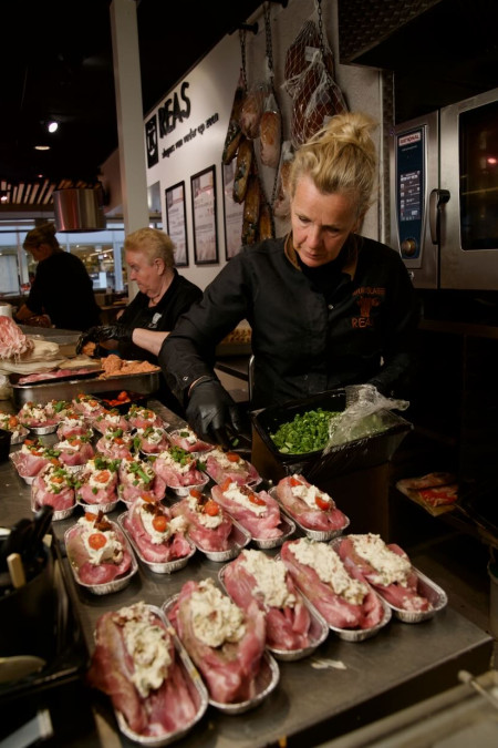 Ambachtelijke delicatessen van Keurslagerij Reas, waaronder gevulde kipfilet, rollades en luxe maaltijdspecialiteiten, vers bereid met eerlijke ingrediënten en snel klaar te maken.