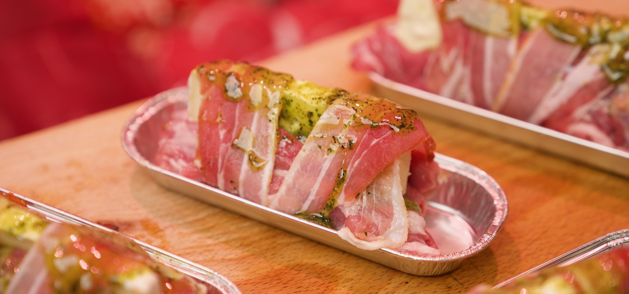Ambachtelijke delicatessen van Keurslagerij Reas, waaronder gevulde kipfilet, rollades en luxe maaltijdspecialiteiten, vers bereid met eerlijke ingrediënten en snel klaar te maken.
