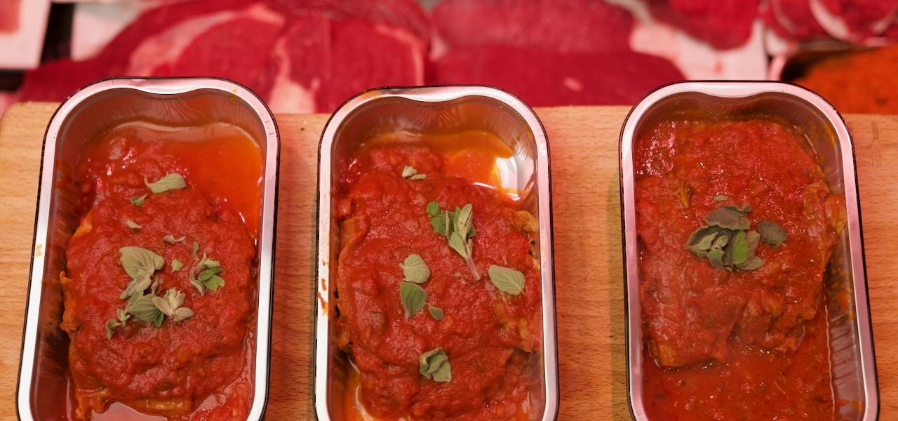 Ambachtelijke delicatessen van Keurslagerij Reas, waaronder gevulde kipfilet, rollades en luxe maaltijdspecialiteiten, vers bereid met eerlijke ingrediënten en snel klaar te maken.
