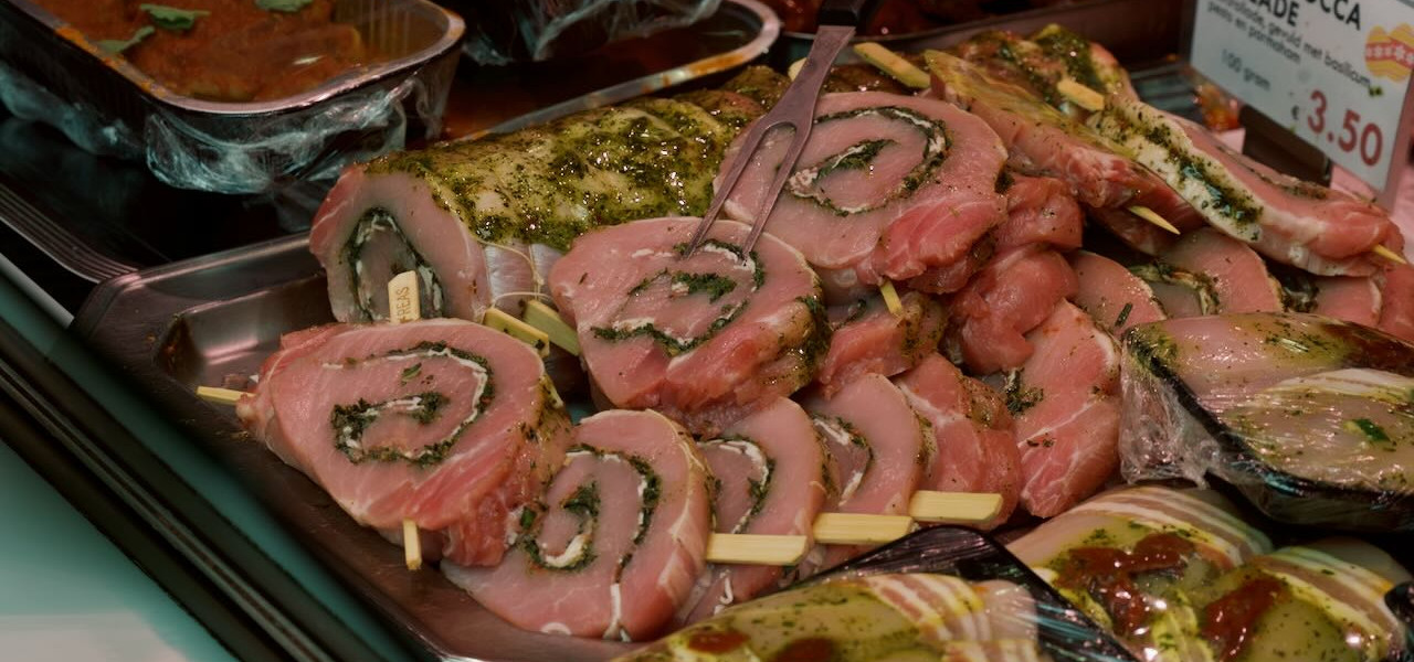 Ambachtelijke delicatessen van Keurslagerij Reas, waaronder gevulde kipfilet, rollades en luxe maaltijdspecialiteiten, vers bereid met eerlijke ingrediënten en snel klaar te maken.