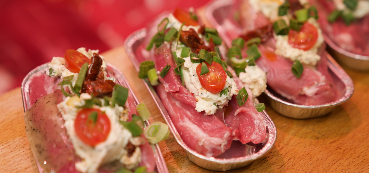 Ambachtelijke delicatessen van Keurslagerij Reas, waaronder gevulde kipfilet, rollades en luxe maaltijdspecialiteiten, vers bereid met eerlijke ingrediënten en snel klaar te maken.